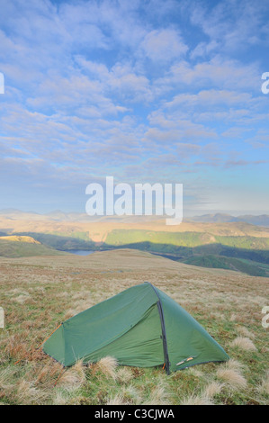 Camping sauvage sur Stybarrow Dodd dans le Lake District, à l'égard Thirlmere dans l'arrière-plan Banque D'Images