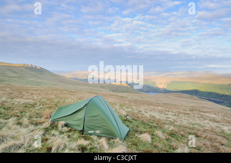 Camping sauvage sur Stybarrow Dodd dans le Lake District, à l'égard Thirlmere dans l'arrière-plan Banque D'Images