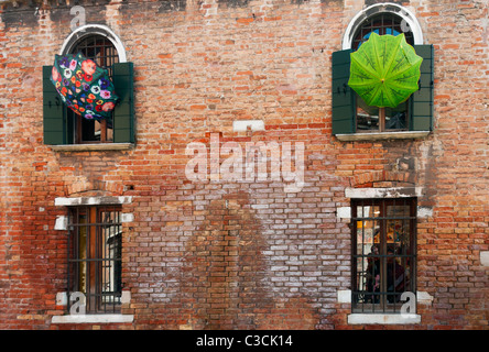 Parasols colorés sur l'affichage à l'extérieur d'un magasin à Venise, Italie Banque D'Images