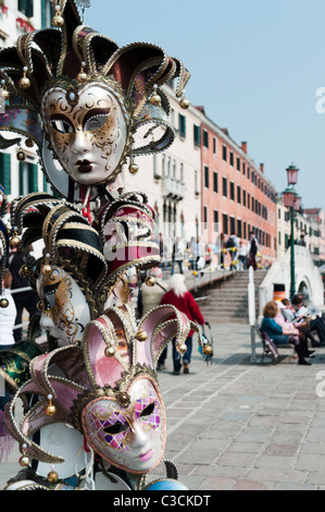 Les masques de Mardi Gras sur l'écran près de la Piazza San Marco sur la Riva degli Schiavoni à Venise, Italie Banque D'Images