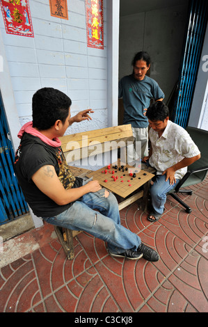 Les hommes chinois jouant les brouillons , chinatown , Bangkok, Thaïlande Banque D'Images