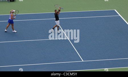 Carly Gullickson et Travis Parrott, USA remportant la finale en double mixte au cours de l'US Open de tennis à Flushing Meadow Banque D'Images