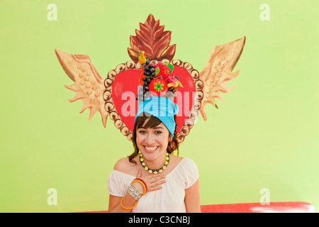 Jeune femme portant chapeau de fruits Banque D'Images