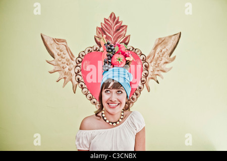 Jeune femme portant chapeau de fruits Banque D'Images