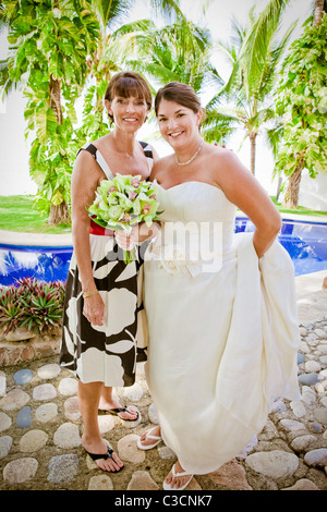 Mariée et mère à l'extérieur Banque D'Images