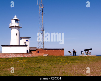 Le phare et l'arme sur Heugh Pointe Hartlepool Durham Co. bombardée par la marine allemande en 1918 Banque D'Images