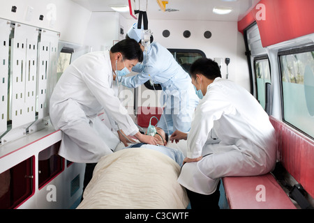 Les médecins de traiter un patient dans une ambulance Banque D'Images