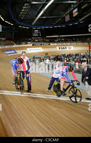 Sir Chris Hoy et Jason Kenny sur la ligne de départ aux championnats du monde de cyclisme sur piste d'Apeldoorn 2011 Kenny a gagner de l'argent Banque D'Images