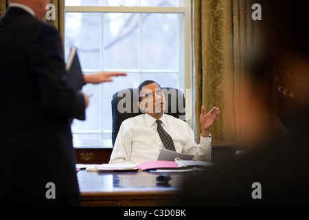 Le président américain Barack Obama est informé avant de faire des appels téléphoniques avec les dirigeants étrangers dans le bureau ovale à Washington DC, USA - Banque D'Images