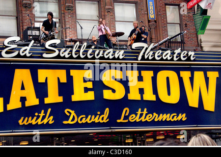 Paul McCartney en live sur le chapiteau de l'Ed Sullivan Theater pour CBS's 'Late Show with David Letterman' McCartney. Banque D'Images