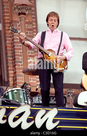 Paul McCartney en live sur le chapiteau de l'Ed Sullivan Theater pour CBS's 'Late Show with David Letterman' McCartney. Banque D'Images