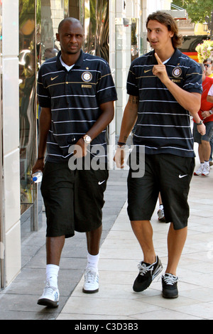 Patrick Vieira, Zlatan Ibrahimovic et leur Inter Milan teamates dehors et environ sur Rodeo Drive Los Angeles, Californie - Banque D'Images