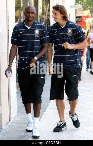 Patrick Vieira, Zlatan Ibrahimovic et leur Inter Milan teamates dehors et environ sur Rodeo Drive Los Angeles, Californie - Banque D'Images