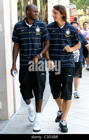 Patrick Vieira, Zlatan Ibrahimovic et leur Inter Milan teamates dehors et environ sur Rodeo Drive Los Angeles, Californie - Banque D'Images