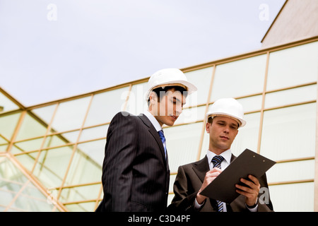 Photo des employés sérieux à tout document à des travaux de planification Banque D'Images
