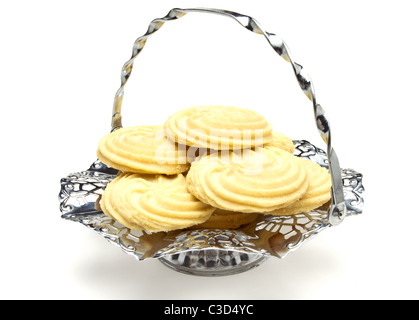 Tourbillon viennois Biscuits sur plaqués chrome plateau isolé sur blanc. Banque D'Images