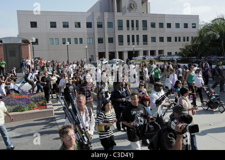 Des foules se rassemblent à l'atmosphère du centre médical UCLA où Michael Jackson a été prise après avoir subi une crise cardiaque mortelle à la Banque D'Images