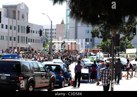 Des foules se rassemblent à l'extérieur de l'atmosphère du centre médical UCLA où Michael Jackson a été prise après avoir subi une crise cardiaque mortelle Banque D'Images