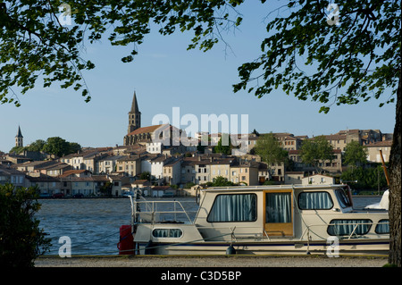 Le Grand bassin du Canal du midi à Castelnaudary, Aude, France, est une base populaire de péniche. Banque D'Images