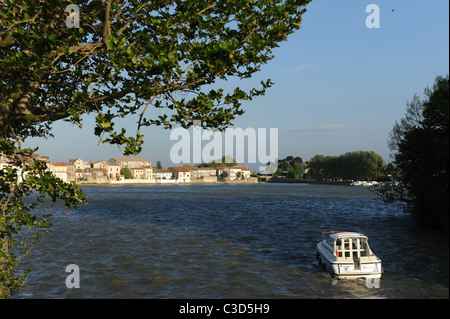 Le grand bassin du Canal du Midi à Castelnaudary, Aude, Languedoc-Roussillon, France, est une péniche de base. Banque D'Images