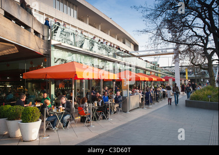 Restaurants en face de la Royal Festival Hall au Southbank centre culturel sur la rive sud de la Tamise à Londres Banque D'Images