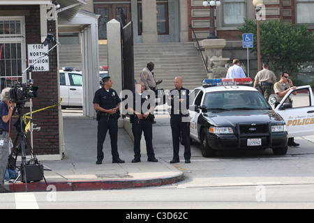 Les foules et les équipes de support en dehors de la recueillir coroner du comté de Los Angeles où Michael Jackson est parcourue dans Los pour autopsie Banque D'Images