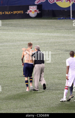 David Beckham # 23 de la LA Galaxy promenades hors du terrain après la défaite des New York Red Bulls 3-1 au Giants Stadium à l'Est Banque D'Images