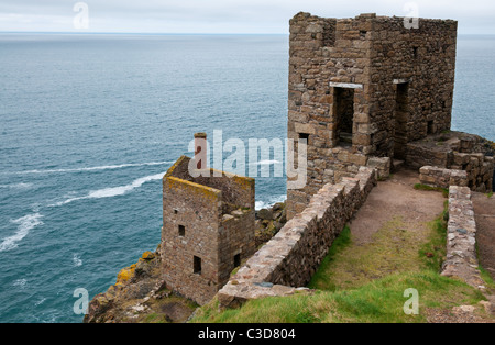 Maisons de la Couronne moteur tin mine perché sur les falaises à Botallack, West Cornwall UK Banque D'Images