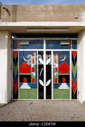 Les portes en métal peint, Dubaï, Émirats arabes unis, ÉMIRATS ARABES UNIS Banque D'Images