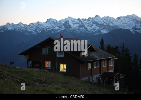 Une chambre avec vue sur le lac d'Uri Rotstock vers les montagnes, Eggberge, Suisse Banque D'Images