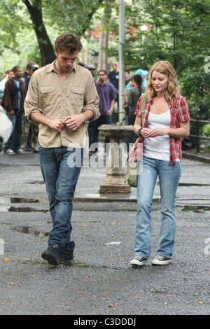 Emilie de Ravin et Robert Pattinson sur le tournage de leur nouveau film "Remember Me" sur l'emplacement de tir à Manhattan New York Banque D'Images