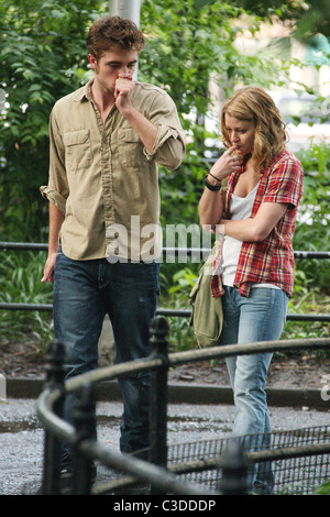 Emilie de Ravin et Robert Pattinson sur le tournage de leur nouveau film "Remember Me" sur l'emplacement de tir à Manhattan New York Banque D'Images