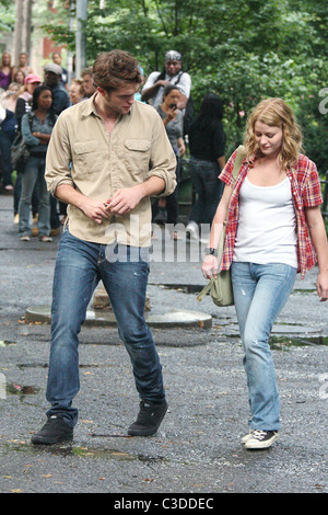 Emilie de Ravin et Robert Pattinson sur le tournage de leur nouveau film "Remember Me" sur l'emplacement de tir à Manhattan New York Banque D'Images