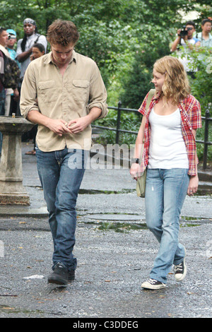 Emilie de Ravin et Robert Pattinson sur le tournage de leur nouveau film "Remember Me" sur l'emplacement de tir à Manhattan New York Banque D'Images