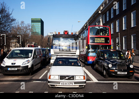 Le trafic important sur Euston Road, Londres. C'est l'un des plus achalandés routes principales de Londres. Banque D'Images