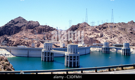 Le barrage Hoover, en haut du barrage. Le Barrage Hoover est un barrage poids en béton-arch dans le Black Canyon de la rivière Colorado, à la frontière entre les états américains du Nevada et l'Arizona. Il a été construit entre 1931 et 1936, pendant la Grande Dépression et a été consacrée le 30 septembre 1935, par le président Franklin D. Roosevelt. À partir des archives de communiqués de presse (anciennement Service Portrait Portrait Bureau) Banque D'Images