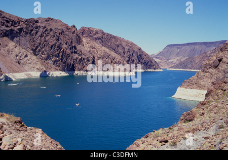 Le barrage Hoover, derrière le barrage de l'eau à un niveau inférieur. Le Barrage Hoover est un barrage poids en béton-arch dans le Black Canyon de la rivière Colorado, à la frontière entre les états américains du Nevada et l'Arizona. Il a été construit entre 1931 et 1936, pendant la Grande Dépression et a été consacrée le 30 septembre 1935, par le président Franklin D. Roosevelt. À partir des archives de communiqués de presse (anciennement Service Portrait Portrait Bureau) Banque D'Images
