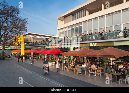 Restaurants en face de la Royal Festival Hall au Southbank Centre sur la rive sud de la Tamise à Londres, Angleterre Banque D'Images