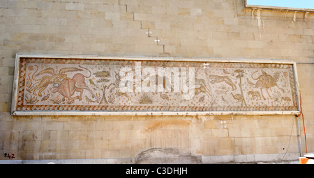 Damas. La Syrie. Voir de très grande mosaïque qui pèse sur un mur à l'intérieur des jardins du Musée National. Banque D'Images