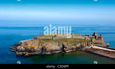 Vieux château ancien sur l'île avec des rochers au milieu de la mer avec ciel bleu Banque D'Images