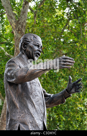 La statue de Nelson Mandela à la place du Parlement, Westminster, London, UK Banque D'Images