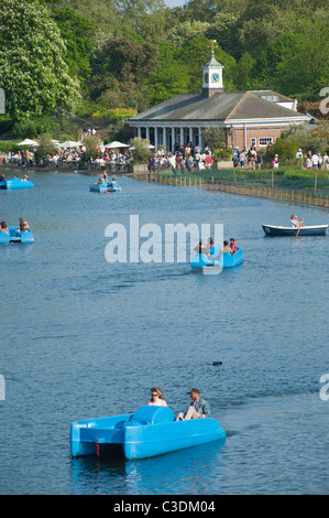 Les bateaux de plaisance sur la Serpentine dans Hyde Park, près de le Lido bar café à Londres, Angleterre. Banque D'Images