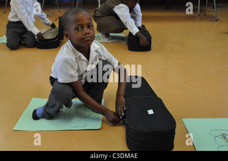 Les enfants qui apprennent à jouer du violon dans un quartier noir, dans l'école - Langa Township au Cap, la formation Violon Banque D'Images