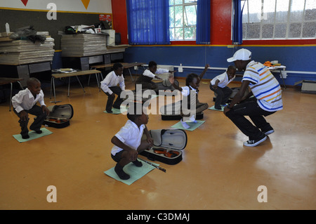 Les enfants qui apprennent à jouer du violon dans un quartier noir, dans l'école - Langa Township au Cap, la formation Violon Banque D'Images