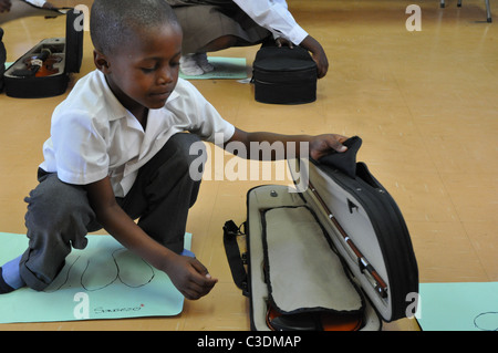 Les enfants qui apprennent à jouer du violon dans un quartier noir, dans l'école - Langa Township au Cap, la formation Violon Banque D'Images