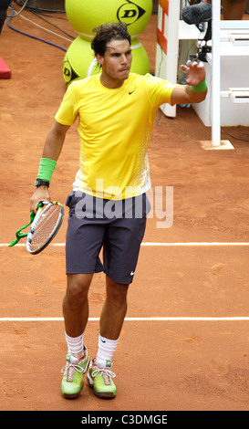 Rafael Nadal (ESP) en action contre Michaël Llodra (FRA) Banque D'Images