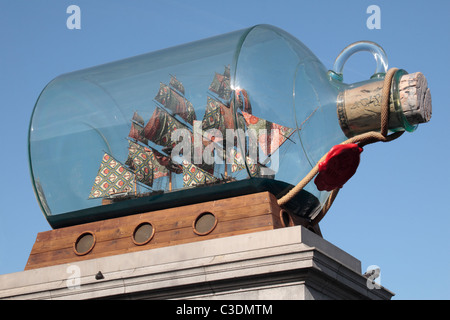 "Nelson's ship in a Bottle", une installation artistique par Yinka Shonibare sur le quatrième socle à Trafalgar Square, Londres, Royaume-Uni. Banque D'Images