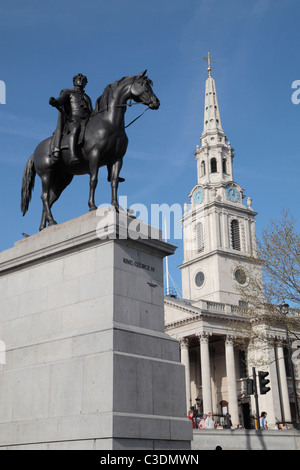 Statue du Roi George IV à cheval avec le clocher de St Martin dans le champ derrière, à Trafalgar Square, Londres, Royaume-Uni. Banque D'Images