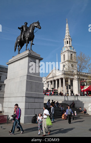 Statue du Roi George IV à cheval avec le clocher de St Martin dans le champ derrière, à Trafalgar Square, Londres, Royaume-Uni. Banque D'Images