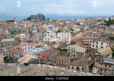 Corfou, Grèce. Octobre. Vue depuis le Fort Vénitien sur les toits de l'ancien fort. La ville de Corfou. Banque D'Images